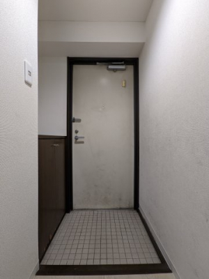 ց@-