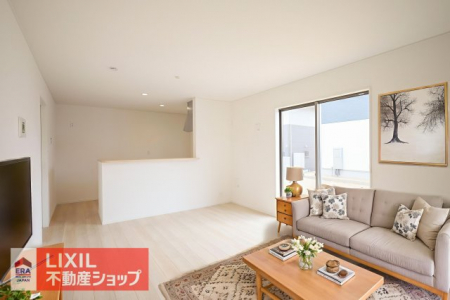 ���r���O�@�y���r���O�z���n�����ʐ^�B16���̃��r���O�͔�����Ƃ������邢�t���[�����O�ƌ���D�����̌��𔽎˂���薾�邢��ۂƂȂ�܂��B�i�{�摜��CG�ō쐬���Ă���A���ۂɌ��n�ɉƋ�͒u����Ă���܂���B�j