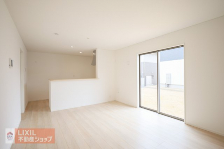 �@�y���r���O�_�C�j���O�z���n�����ʐ^�B16���̃��r���O�_�C�j���O�͔�����Ƃ������邢�t���[�����O�ƌ���D�����̌��𔽎˂���薾�邢��ۂƂȂ�܂��B�iCG�ŉƋ��z�u����O�̌����摜�ł��B�j