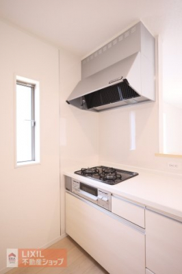 �L�b�`���@�y�L�b�`���z���n�����ʐ^�B�����͍̌��Ɗ��C�ɂ��֗��B������Ƃ����u�₩�ȑΖʎ��L�b�`���J�E���^�[�ł��q�l�̗l�q�����Ȃ��痿�����o���܂��B�X���C�h���[�ő傫�Ȓ����������N���N���[�B