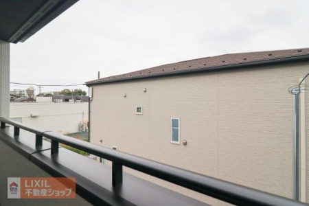 ���̑��@�y��������̒��]�z���n�����ʐ^�B�o���R�j�[����̌i�F�B�\���ȊԊu���m�ۂ���Ă���܂��B