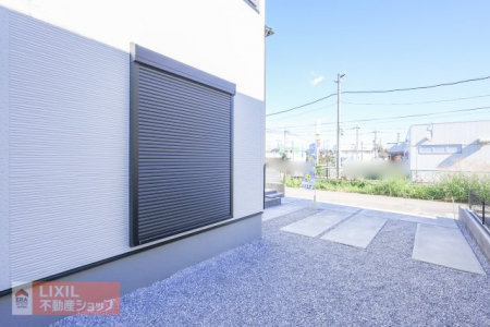 �@�y�h�Ɛݔ��z���n�����ʐ^�B�P�K���r���O�ɂ͉J���̋������ɂ��𗧂h�ƃV���b�^�[�����Ă��܂��B