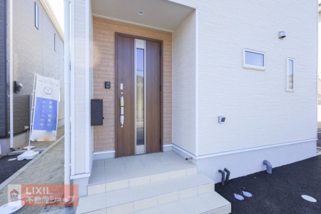 �@�y�G���g�����X�z���n�����ʐ^�B�������Ƃ������ցB���փ|�[�`�͉J�̓��̌��̊J�����߂ɂ��֗��ł���