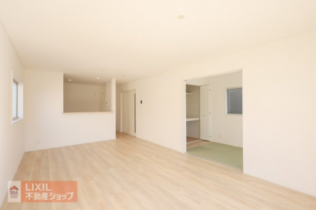 �@�y�_�C�j���O�z���n�����ʐ^�B�Ƒ��ł��낰��_�C�j���O�ł��B�Ζʎ��L�b�`���ł��H���̏��������Ȃ��炲�Ƒ��Ƃ̉�b���y���߂܂��B