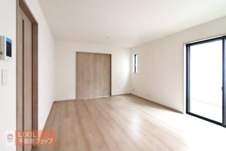 �@�y���r���O�_�C�j���O�z�Ƒ��c���̋�Ԃ͑傫�����Ŗ��邭���ʂ��̗ǂ����K�ȋ�ԂƂȂ��Ă��܂��B�Ƌ�������Ă���Ƃ�̂���L���ł��B