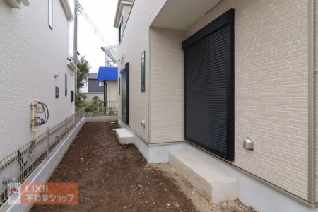 �@�y�h�Ɛݔ��z�P�K���r���O�ɂ͉J���̋������ɂ��𗧂h�ƃV���b�^�[�����Ă��܂��B