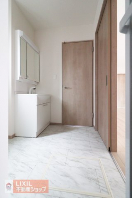 �@�y�E�ߏ��z���ʒE�ߏ��͂������Ƃ����X�y�[�X�Ŏg���₷���A�����A���C�p�̏������t���Ă��܂��B