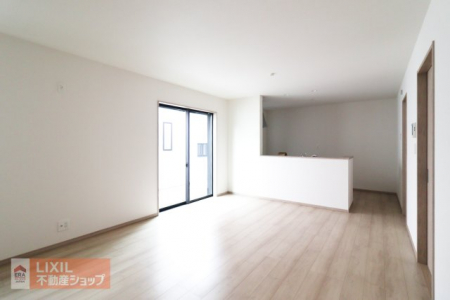 ���r���O�@�y���r���O�z���邢�������̓��郊�r���O�͉Ƒ��c���̏ꏊ�ɂ͍œK�ł��B�Ƌ�������Ă���Ƃ肪����L���ł��B�iCG�ŉƋ��z�u����O�̌����摜�ł��B�j