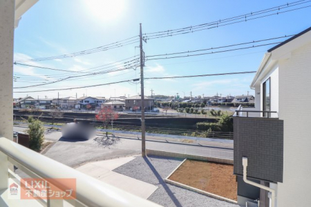 ���̑��@�y��������̒��]�z���n�����ʐ^�B�o���R�j�[����̌i�F�B�\���ȊԊu���m�ۂ���Ă���܂��B