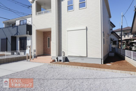 �@�y�h�Ɛݔ��z���n�����ʐ^�B�P�K���r���O�ɂ͉J���̋������ɂ��𗧂h�ƃV���b�^�[�����Ă��܂��B