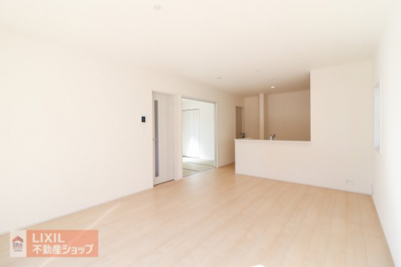 �@�y�_�C�j���O�z���n�����ʐ^�B�Ƒ��ł��낰��_�C�j���O�ł��B�Ζʎ��L�b�`���ł��H���̏��������Ȃ��炲�Ƒ��Ƃ̉�b���y���߂܂��B