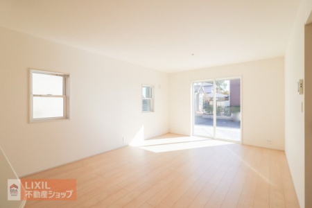 ���r���O�@�y���r���O�z���邢�������̓���16���̃��r���O�͉Ƒ��c���̏ꏊ�ɂ͍œK�ł��B���r���O�̂ǂ��ɂ��Ă��L�b�`���ɂ��邲�Ƒ��Ƃ����b�����ł��܂��B�Ƌ�������Ă���Ƃ肪����L���ł��B