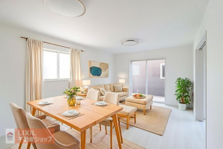 ���r���O�@�y���r���O�z���邢�������̓���16���̃��r���O�͉Ƒ��c���̏ꏊ�ɂ͍œK�ł��B�i�{�摜��CG�ō쐬���Ă�����ۂɌ��n�ɉƋ�͒u����Ă���܂���B�܂����i�ɉƋ�͊܂܂�Ă���܂���B�j