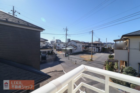 ���̑��@�y��������̒��]�z���n�����ʐ^�B�o���R�j�[����̌i�F�B�\���ȊԊu���m�ۂ���Ă���܂��B