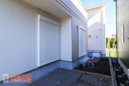 �@�y�h�Ɛݔ��z���n�����ʐ^�B�P�K���r���O�ɂ͉J���̋������ɂ��𗧂h�ƃV���b�^�[�����Ă��܂��B