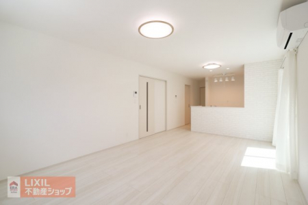 �@�y�_�C�j���O�z���n�����ʐ^�B�Ƒ��ł��낰��_�C�j���O�ł��B�Ζʎ��L�b�`���ł��H���̏��������Ȃ��炲�Ƒ��Ƃ̉�b���y���߂܂��B�_�C�j���O�e�[�u����u���Ă���Ƃ�̂���L���ł��B