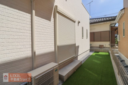 �@�y�h�Ɛݔ��z���n�����ʐ^�B�P�K���r���O�ɂ͉J���̋������ɂ��𗧂h�ƃV���b�^�[�����Ă��܂��B