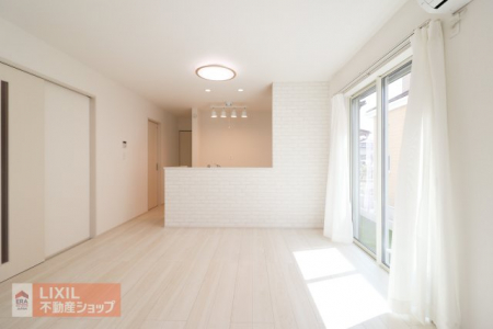 �@�y�_�C�j���O�z���n�����ʐ^�B�Ƒ��ł��낰��_�C�j���O�ł��B�Ζʎ��L�b�`���ł��H���̏��������Ȃ��炲�Ƒ��Ƃ̉�b���y���߂܂��B