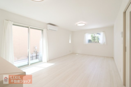 ���r���O�@�y���r���O�z���n�����ʐ^�B���邢�������̓��郊�r���O�͉Ƒ��c���̏ꏊ�ɂ͍œK�ł��B���r���O�̂ǂ��ɂ��Ă��L�b�`���ɂ��邲�Ƒ��Ƃ����b�����ł��܂��B�Ƌ�������Ă���Ƃ肪����L���ł��B