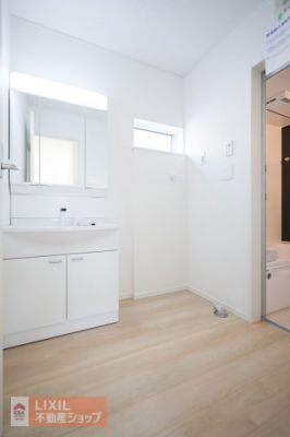 �@�y�E�ߏ��z���n�����ʐ^�B���ʒE�ߏ��͂������Ƃ����X�y�[�X�Ŏg���₷���A�����A���C�p�̏������t���Ă��܂��B