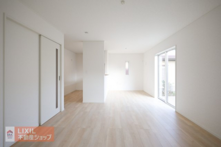 ���r���O�@�y���r���O�z���邢�������̓���16���̃��r���O�͉Ƒ��c���̏ꏊ�ɂ͍œK�ł��B���r���O�̂ǂ��ɂ��Ă��L�b�`���ɂ��邲�Ƒ��Ƃ����b�����ł��܂��B�Ƌ�������Ă���Ƃ肪����L���ł��B