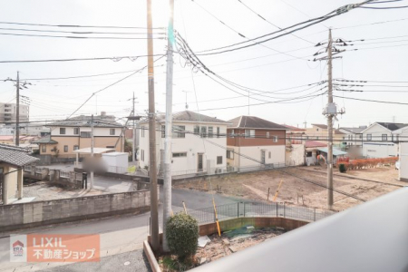 ���̑��@�y��������̒��]�z���n�����ʐ^�B�o���R�j�[����̌i�F�B�\���ȊԊu���m�ۂ���Ă���܂��B