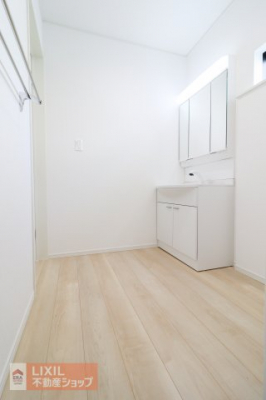 �@�y�E�ߏ��z���n�����ʐ^�B���ʒE�ߏ��͂������Ƃ����X�y�[�X�Ŏg���₷���A�����A���C�p�̏������t���Ă��܂��B