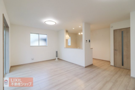 �@�y�_�C�j���O�z���n�����ʐ^�B�Ƒ��ł��낰��_�C�j���O�ł��B�Ζʎ��L�b�`���ł��H���̏��������Ȃ��炲�Ƒ��Ƃ̉�b���y���߂܂��B