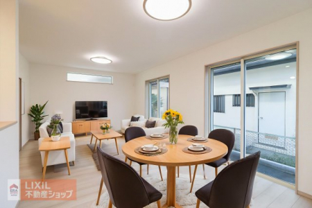 �@�y���r���O�_�C�j���O�z���邢�������̓��郊�r���O�͉Ƒ��c���̏ꏊ�ɂ͍œK�I�i�{�摜��CG�ō쐬���Ă�����ۂɌ��n�ɉƋ�͒u����Ă���܂���B�܂����i�ɉƋ�͊܂܂�Ă���܂���B�j