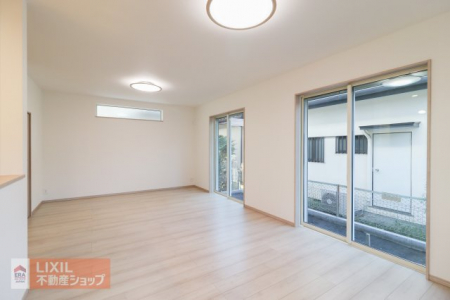 ���r���O�@�y���r���O�z���邢�������̓���18.5���̃��r���O�͉Ƒ��c���̏ꏊ�ɂ͍œK�ł��B���r���O�̂ǂ��ɂ��Ă��L�b�`���ɂ��邲�Ƒ��Ƃ����b�����ł��܂��B�Ƌ�������Ă���Ƃ肪����L���ł��B