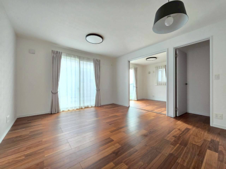 �@�y���r���O�_�C�j���O�z�Ƒ��c���̋�Ԃ͑傫�����Ŗ��邭���ʂ��̗ǂ����K�ȋ�ԂƂȂ��Ă��܂��B