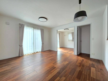 ���r���O�@�y���r���O�z���r���O�͉Ƒ��c���̏ꏊ�ɂ͍œK�ł��B���r���O�̂ǂ��ɂ��Ă��L�b�`���ɂ��邲�Ƒ��Ƃ����b�����ł��܂��B�Ƌ�������Ă���Ƃ肪����L���ł��B