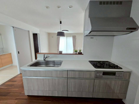 �L�b�`���@�y�L�b�`���z�Ζʎ��L�b�`���J�E���^�[�ł��q�l�̗l�q�����Ȃ��痿�����o���܂��B�X���C�h���[�ő傫�Ȓ����������N���N���[��