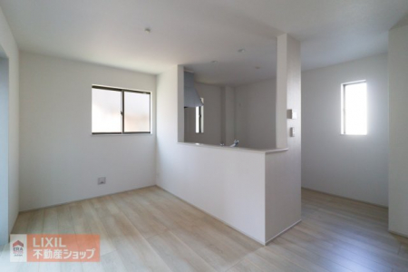 �@�y�_�C�j���O�z���n�����ʐ^�B�Ƒ��ł��낰��_�C�j���O�ł��B�Ζʎ��L�b�`���ł��H���̏��������Ȃ��炲�Ƒ��Ƃ̉�b���y���߂܂��B