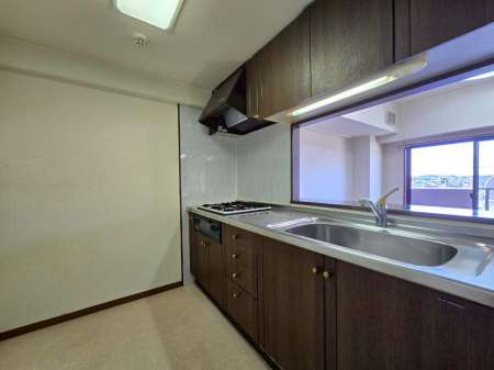 �L�b�`���@���Ɨ��^�L�b�`���̓��r���O�E�_�C�j���O����͒��ڌ����ɂ����z�u�ƂȂ��Ă���܂��B