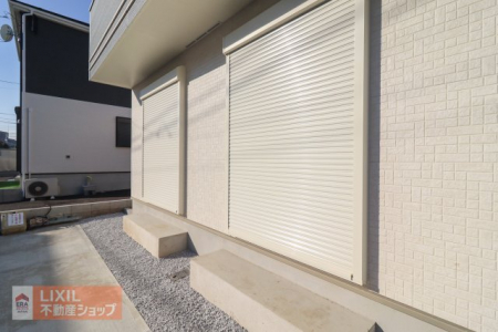 �@�y�h�Ɛݔ��z���n�����ʐ^�B�P�K���r���O�ɂ͉J���̋������ɂ��𗧂h�ƃV���b�^�[�����Ă��܂��B