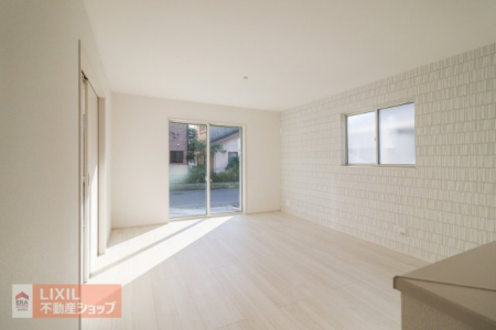 ���r���O�@�y���r���O�z�L�X�Ƃ������r���O�͑����炽������̌���������Ă���܂��B�Ƒ����W�܂��Ԃł����疾�邳�ƁA�g�����͑�؂ł��B�L��������܂��̂ŉƋ�̔z�u�����₷���ł��ˁB