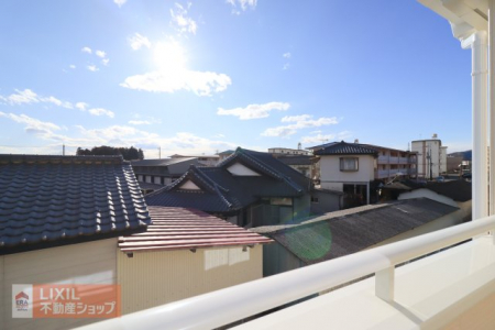 ���̑��@�y��������̒��]�z���n�����ʐ^�B�o���R�j�[����̌i�F�B�\���ȊԊu���m�ۂ���Ă���܂��B