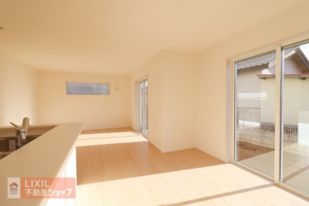 �@�y���r���O�_�C�j���O�z�Ƒ��c���̋�Ԃ͑傫�����Ŗ��邭���ʂ��̗ǂ����K�ȋ�ԂƂȂ��Ă��܂��B