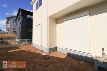 �@�y�h�Ɛݔ��z���n�����ʐ^�B�P�K���r���O�ɂ͉J���̋������ɂ��𗧂h�ƃV���b�^�[�����Ă��܂��B