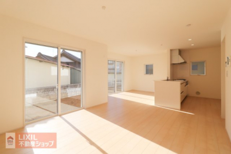 ���r���O�@�y���r���O�z���邢�������̓���18.7���̃��r���O�͉Ƒ��c���̏ꏊ�ɂ͍œK�ł��B���r���O�̂ǂ��ɂ��Ă��L�b�`���ɂ��邲�Ƒ��Ƃ����b�����ł��܂��B�Ƌ�������Ă���Ƃ肪����L���ł��B