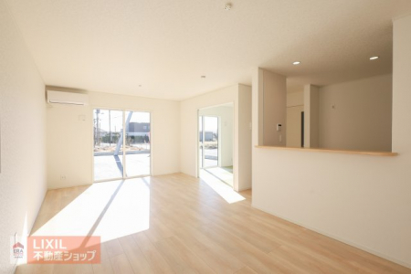 �@�y���r���O�_�C�j���O�z�Ƒ��c���̋�Ԃ͑傫�����Ŗ��邭���ʂ��̗ǂ����K�ȋ�ԂƂȂ��Ă��܂��B