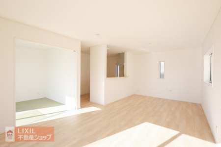 �@�y�_�C�j���O�z���n�����ʐ^�B�Ƒ��ł��낰��_�C�j���O�ł��B�Ζʎ��L�b�`���ł��H���̏��������Ȃ��炲�Ƒ��Ƃ̉�b���y���߂܂��B