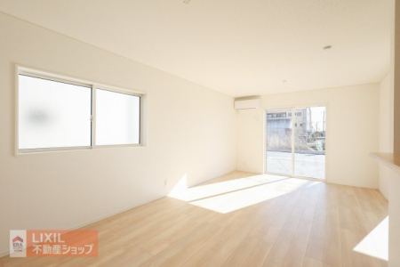 ���r���O�@�y���r���O�z���邢�������̓���18���̃��r���O�͉Ƒ��c���̏ꏊ�ɂ͍œK�ł��B���r���O�̂ǂ��ɂ��Ă��L�b�`���ɂ��邲�Ƒ��Ƃ����b�����ł��܂��B�Ƌ�������Ă���Ƃ肪����L���ł��B