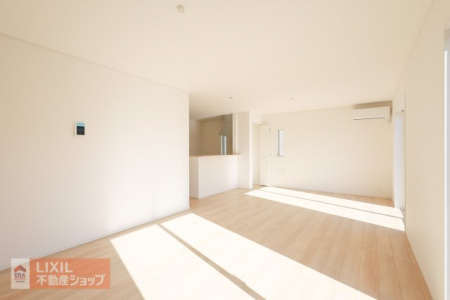 �@�y�_�C�j���O�z���n�����ʐ^�B�Ƒ��ł��낰��_�C�j���O�ł��B�Ζʎ��L�b�`���ł��H���̏��������Ȃ��炲�Ƒ��Ƃ̉�b���y���߂܂��B