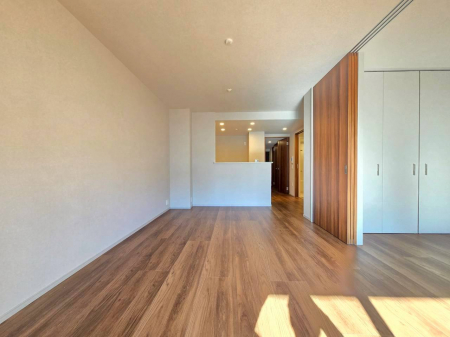 ���r���O�@�쑤�o���R�j�[�ɖʂ������邢���r���O�ł��B