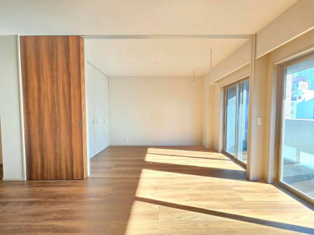 ���̑����ρ@���r���O�אڂ�5.5���m���B��ʃo���R�j�[�ɖʂ��Ă���A���邢������������܂��B