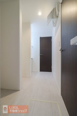 �@�y�E�ߏ��z���ʒE�ߏ��͂������Ƃ����X�y�[�X�ƂȂ��Ă���܂��B���I���[�����Ă���A�^�I���⒅�ւ��u����ȂǂŊ��􂵂܂��B�܂��A�����E���C�p�̏������t���Ă�����K�ɂ��g�������܂��B