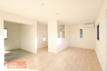 �@�y�_�C�j���O�z���n�����ʐ^�B�Ƒ��ł��낰��_�C�j���O�ł��B�Ζʎ��L�b�`���ł��H���̏��������Ȃ��炲�Ƒ��Ƃ̉�b���y���߂܂��B