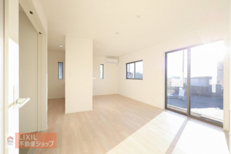 ���r���O�@�y���r���O�z���邢�������̓���16���̃��r���O�͉Ƒ��c���̏ꏊ�ɂ͍œK�ł��B���r���O�̂ǂ��ɂ��Ă��L�b�`���ɂ��邲�Ƒ��Ƃ����b�����ł��܂��B�Ƌ�������Ă���Ƃ肪����L���ł��B